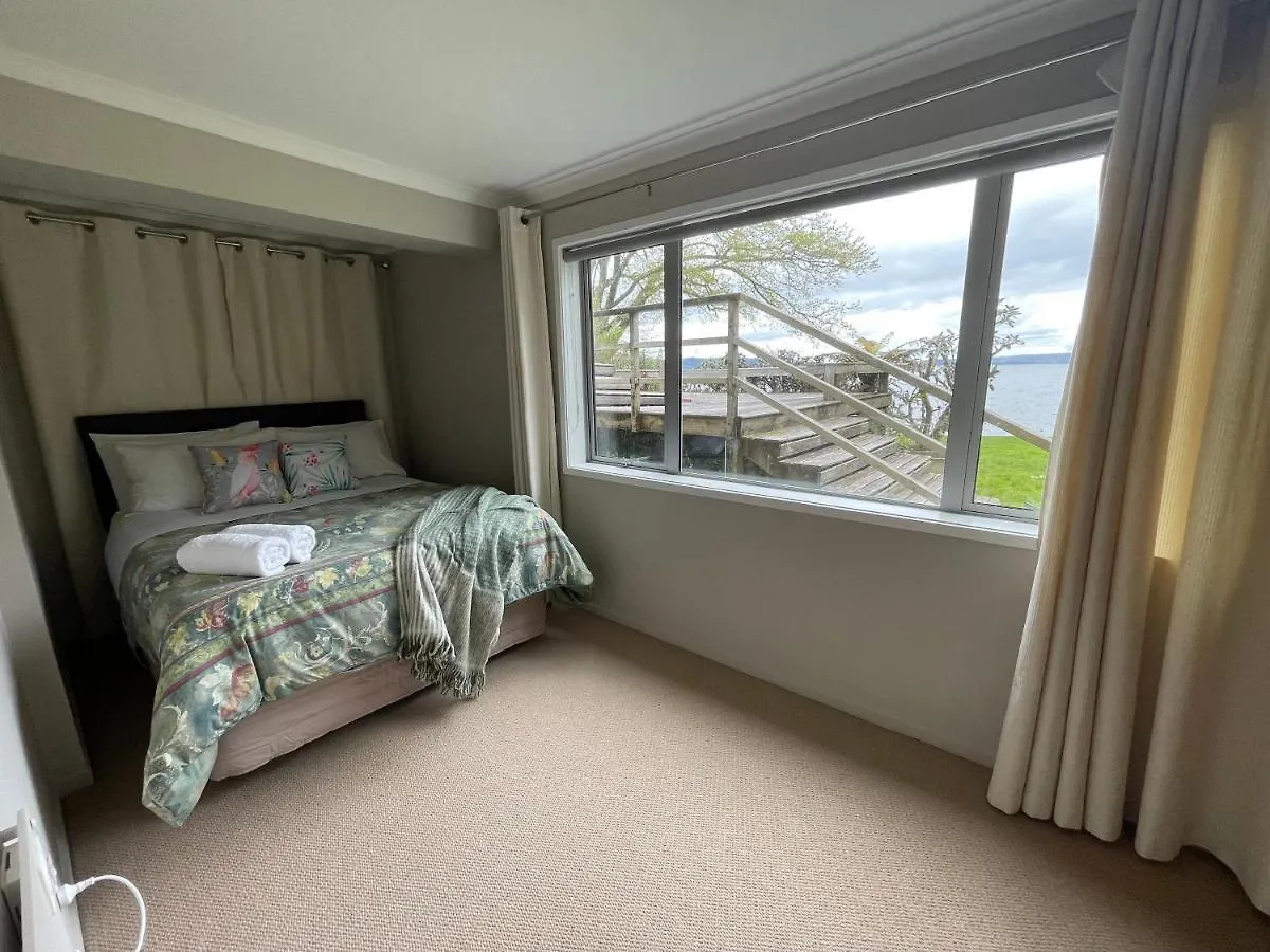 Lakeside & Tennis Court Paradise Rotorua Apartment