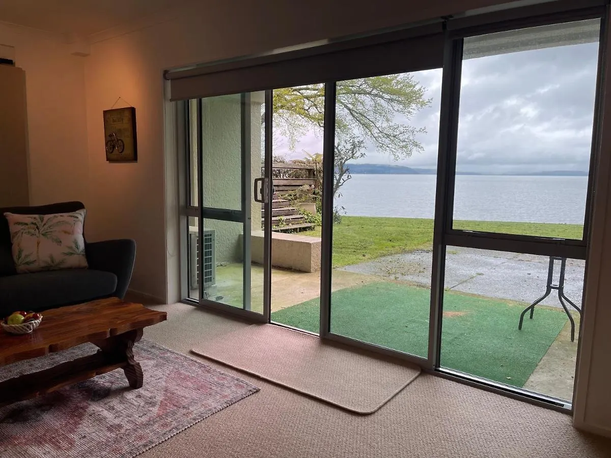 Lakeside & Tennis Court Paradise Rotorua Apartment